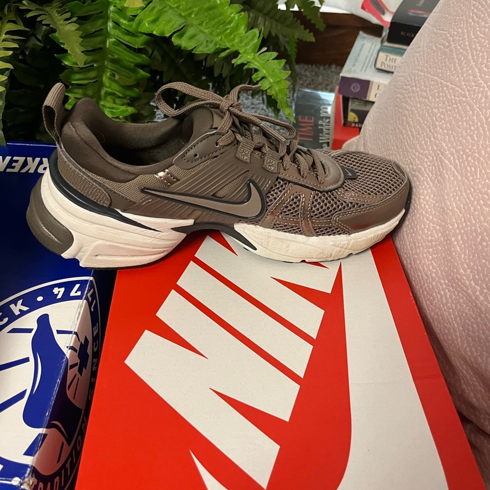Barely worn Nike Brown and white sneakers - Picture 10 of 11